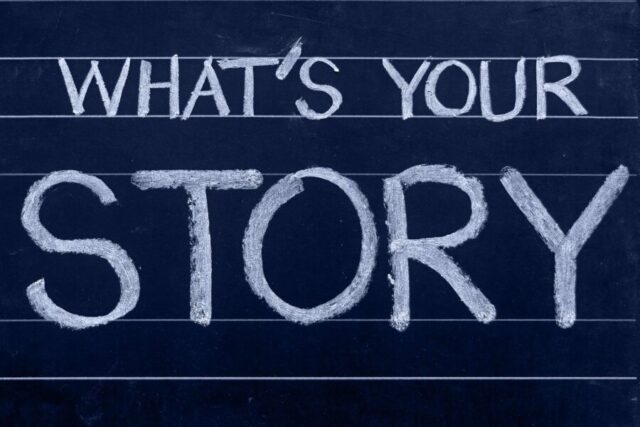 黒板に描かれた「あなたのストーリーは？」というメッセージ